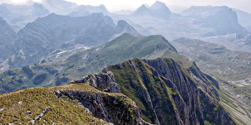 赛博朋克科技重塑安全边界：舒尔茨钥匙ID与传统机械钥匙的终极对决